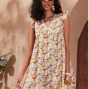 New Cute floral and lace detail with ruffle sleeves